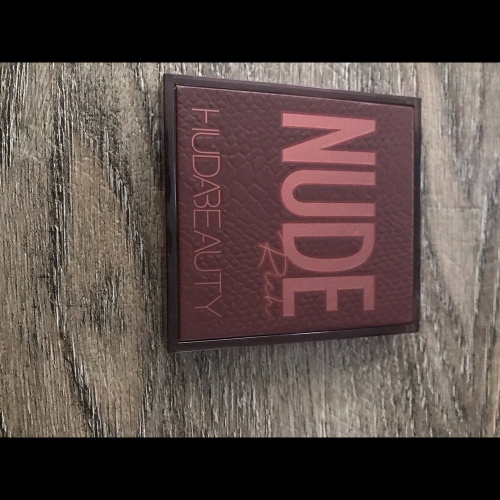 Huda nude mini palettes😍